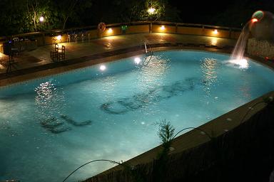 piscina de noche